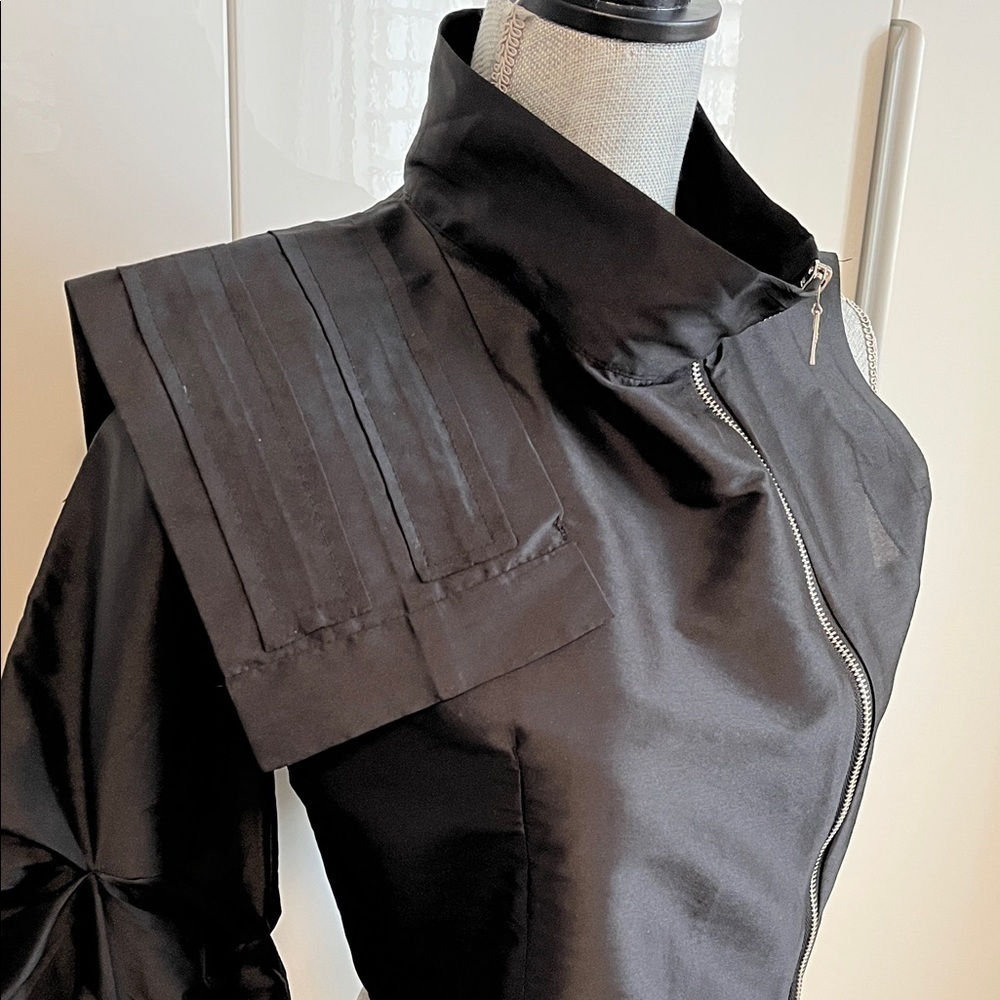 NWT COCO ROCHA Black Technical One Sleeve Cropped Zippered Satiny Blouse, Size M - Picture 3 of 14